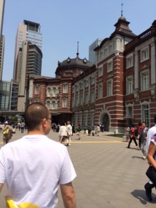 東京駅前です。記念Suica騒動の時にカオスになっていた場所。